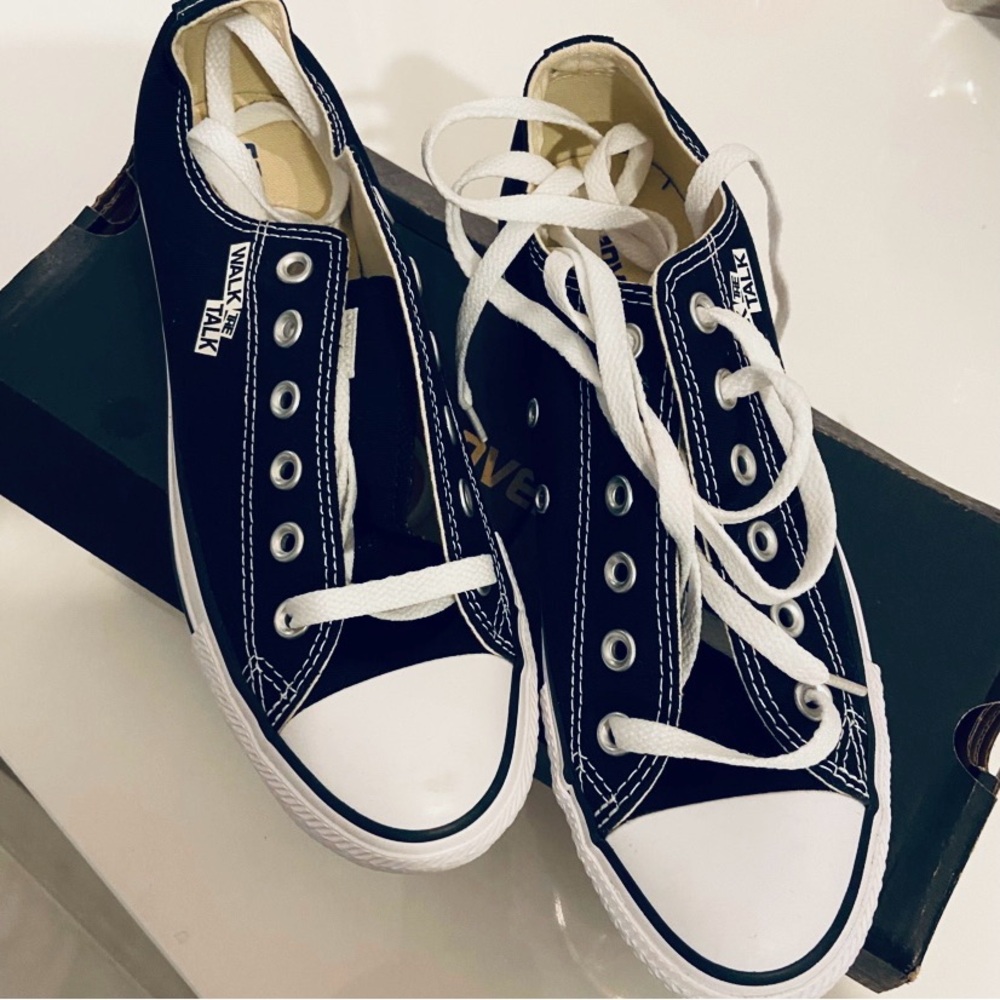 NWOT Converse Unisex Classic Black and White Sneakers 8.5 - Picture 2 of 7